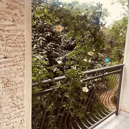 B. Ela לינה וארוחת בוקר פורץ