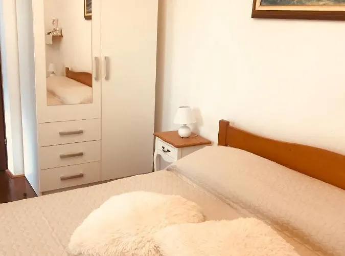 B. Ela Panzió Poreč